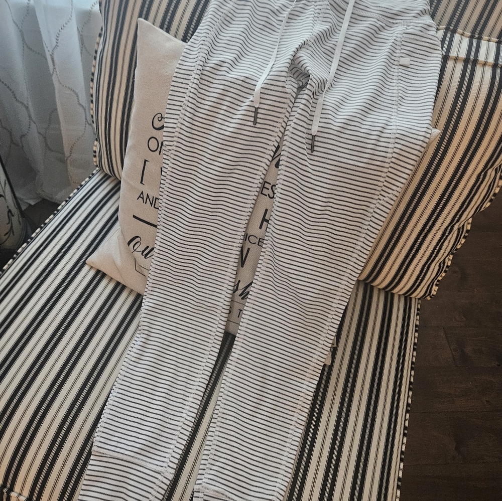 HALARA White and Grey Striped Leggings